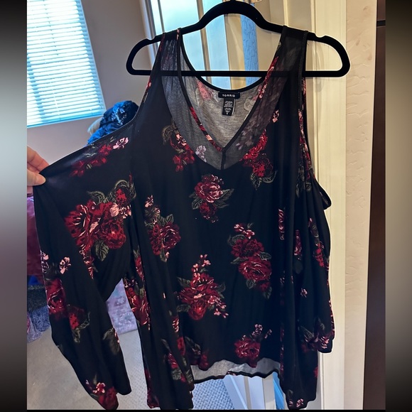 ♥️TORRID BLACK FLORAL MESH INSET COLD SHOULDER TOP - Picture 4 of 4